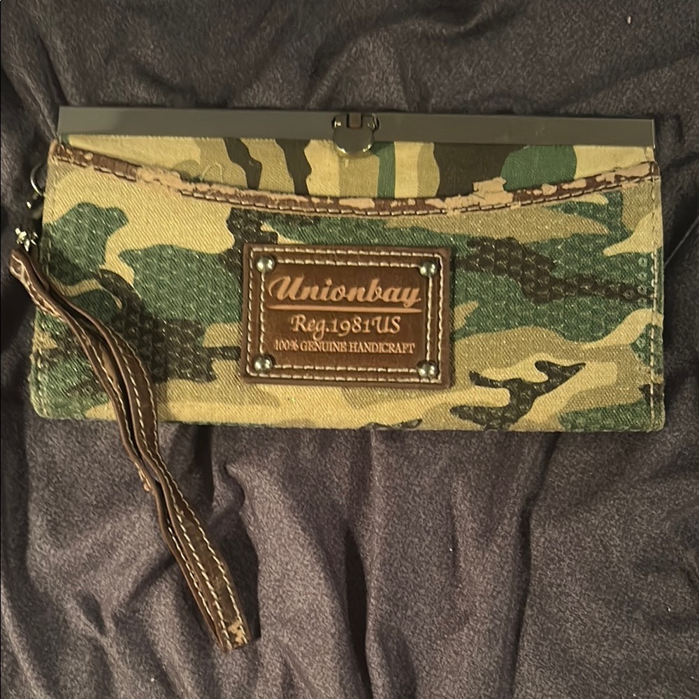 UNIONBAY Green Camouflage Wristlet